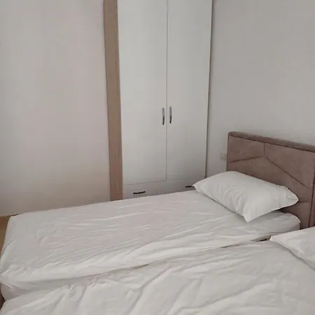 Xhemali House アパート